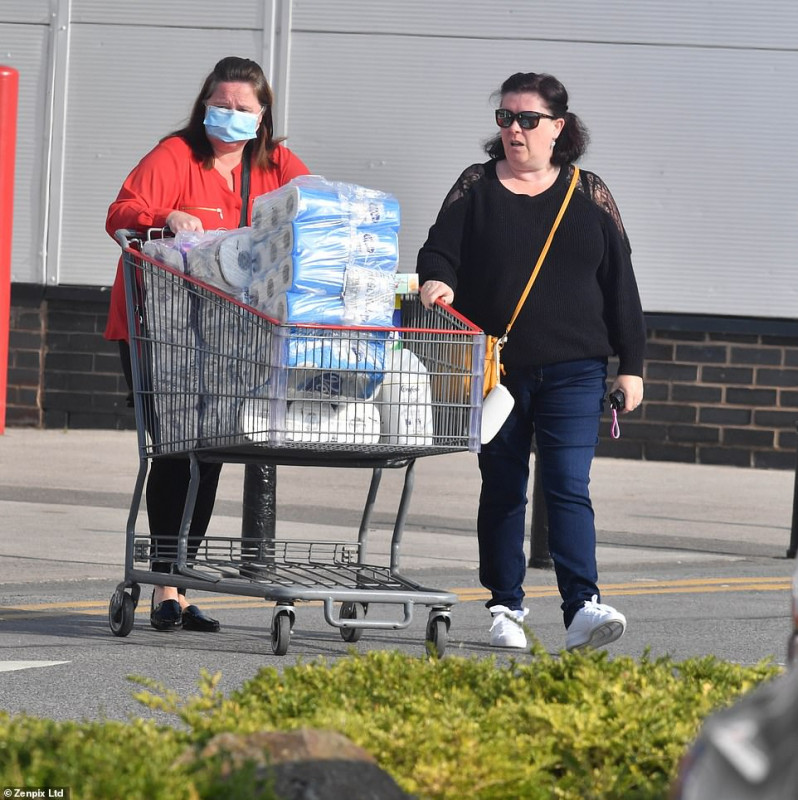 33475190-8759381-These_Manchester_customers_left_Costco_with_stacks_of_loo_roll_a-a-63_1600770585722.jpg